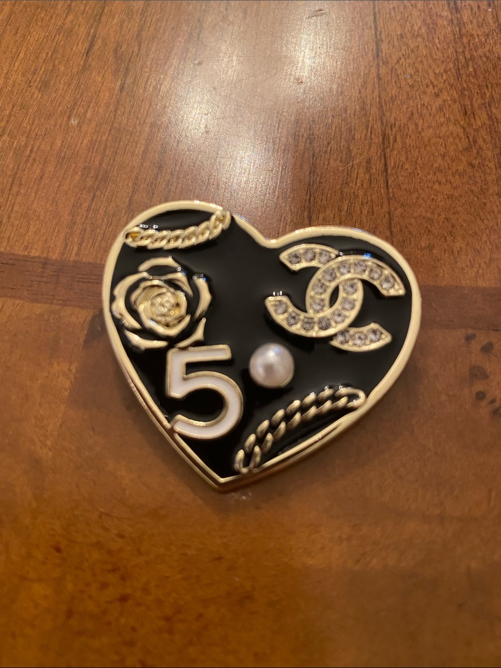 Fashion Jewelry Black and Gold Heart CC Brooch with Pearl Accent